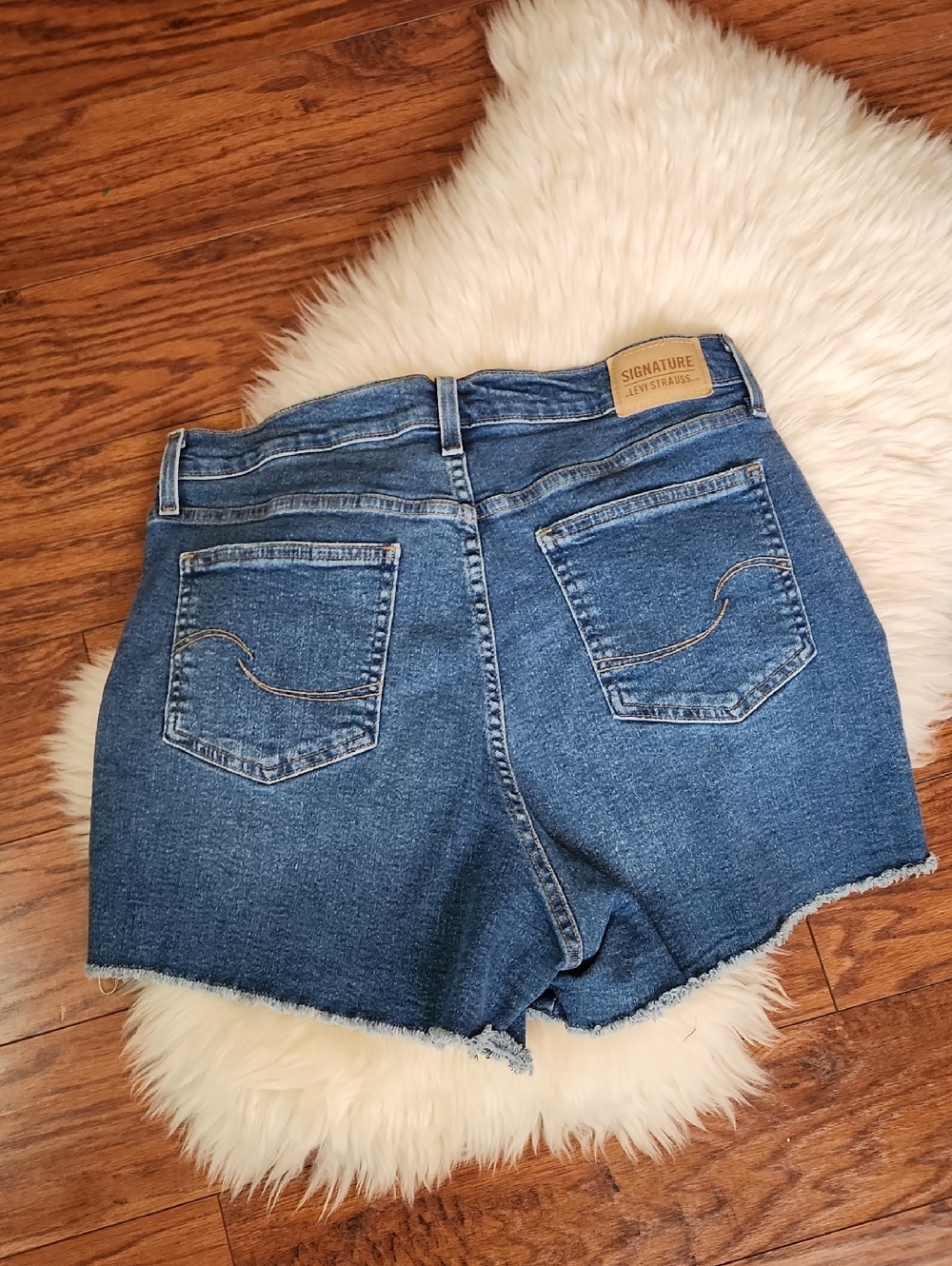 Levi Strauss Medium Wash Heritage High Rise Shorts - Picture 4 of 4